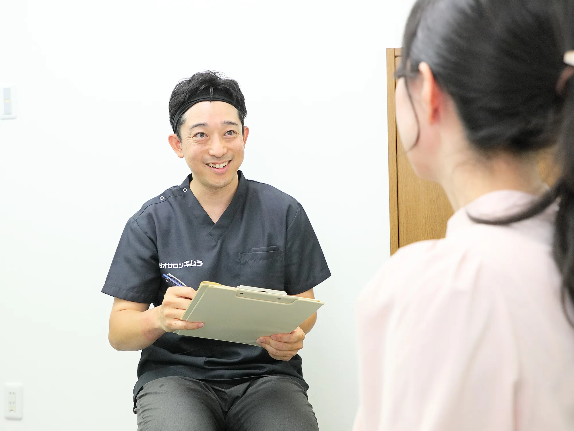 初回のカウンセリングで、お客様のお話を聞く理学療法士の木村